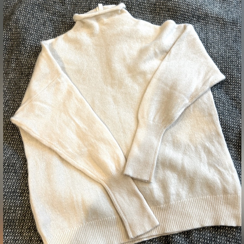 Aritzia The group Babaton Relaxed cashmere turtleneck Sweater Size L